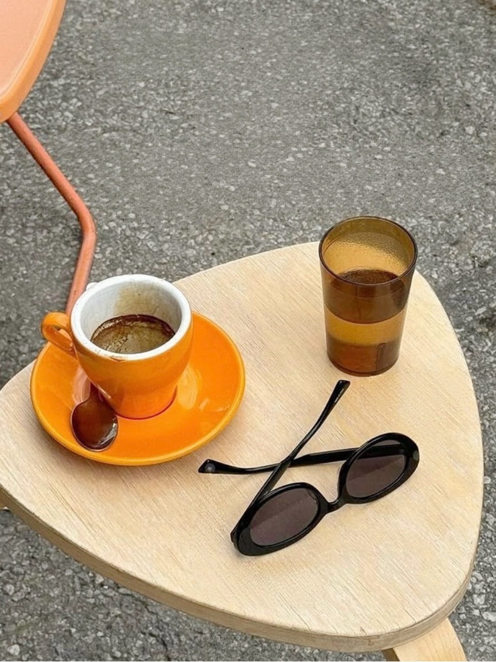 Unisex Korean Style Black Oval Sunglasses - Classic Stylish Shades